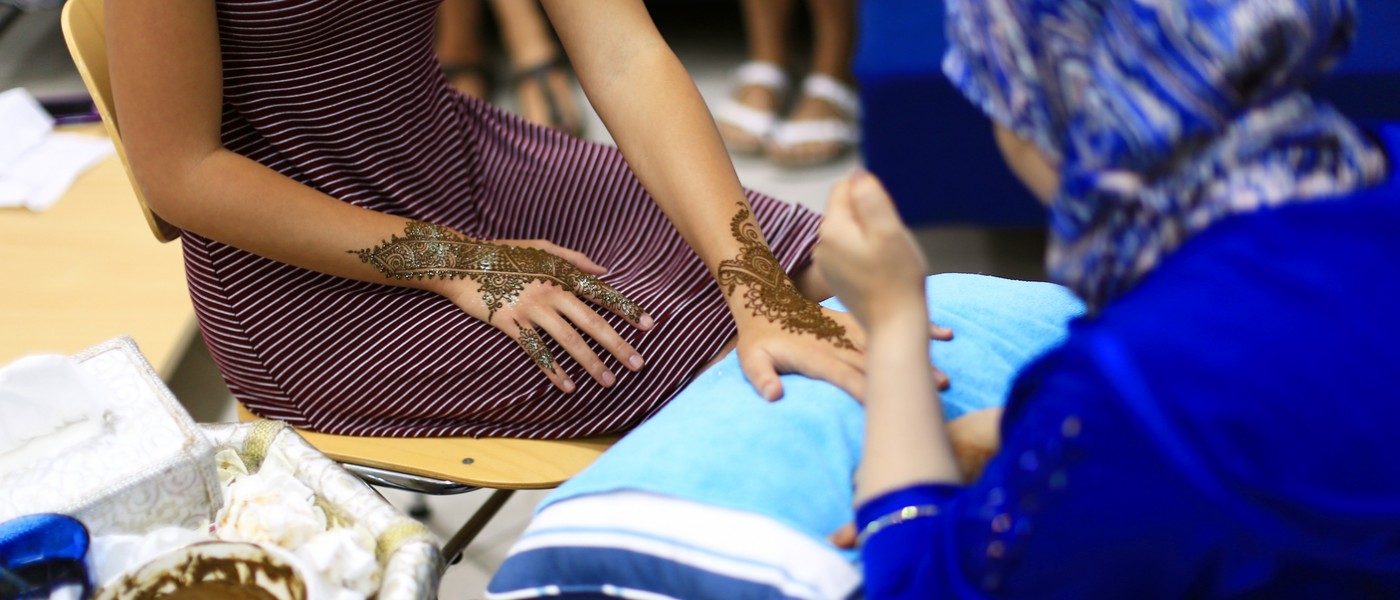 51ƷStudent getting Henna