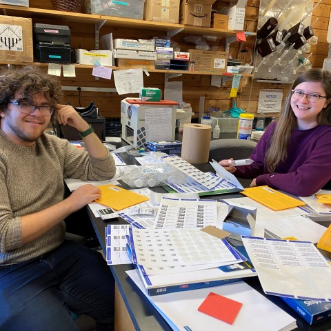 51Ʒstudent Brooke Parks sits with MDI Biological Laboratory independent study student, Adam Feher.